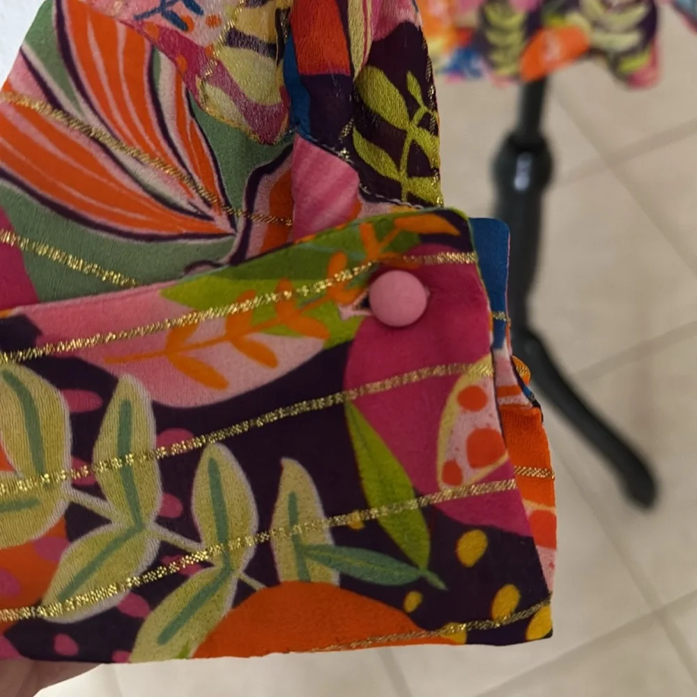 Colorful Floral Women's Blouse
Small little call out as showing in the photos - Picture 2 of 9